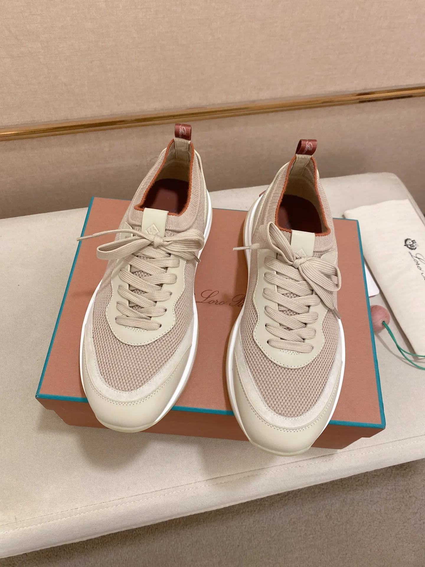 Men's shoes💰: 540💰🔥𝐥𝐨𝐫𝐨 𝐏𝐢𝐚𝐧𝐚 lp classic loafers, an Italian treasure brand, the only brand that can match Hermès! Only after wearing it do we realize that we can’t live up to our feet. The upper is made of imported first-layer cowhide with breathable fly-knit fabric, water-dyed cowhide foot pads, and the official original glass rubber outsole and pendant. Exclusive original packaging (tag ➕ brand paper ➕ outer box ➕ hand bag) code number: 38-44. Can be customized 45-46